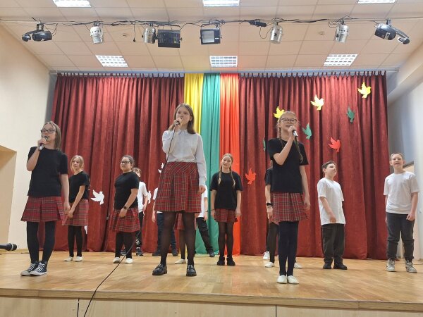 Gimnazijos mokinių sveikinimas su Kovo 11-ąja!